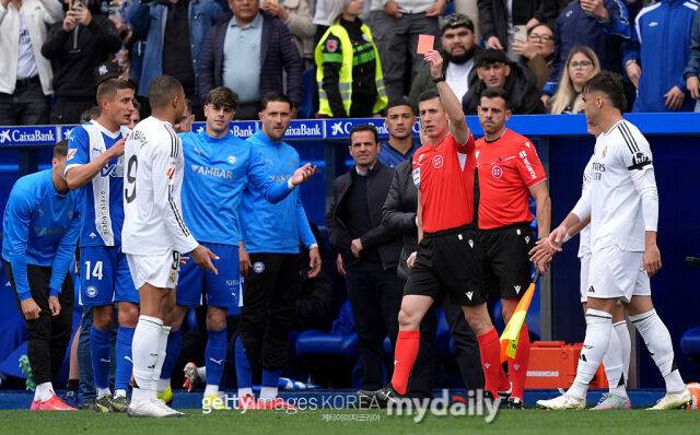 음바페가 레드카드를 받고 퇴장을 당하고 있다./게티이미지코리아
