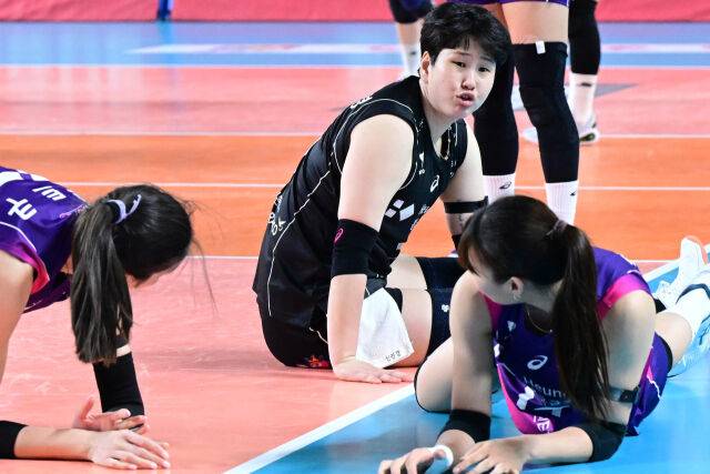 흥국생명 신연경이 챔피언결정전 3차전에서 충돌한 뒤 정윤주를 향해 어필을 하고 있다./ 한국배구연맹(KOVO)