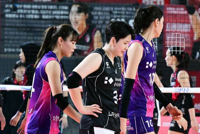신연경이 정윤주의 어깨를 두드려 준 뒤 경기 준비를 하고 있다. / 한국배구연맹(KOVO)