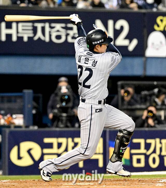 2025년 4월 10일 오후 서울 잠실구장에서 진행된 '2025 신한 SOL뱅크 KBO 리그' 한화 이글스와 두산 베어스의 경기. 한화 채은성이 4회초 2사 후 2루타를 치고 있다./마이데일리