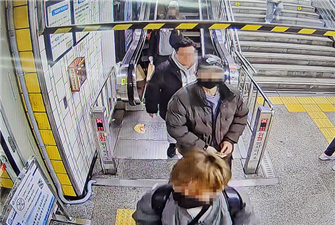 B씨가 지난 2월 26일 피해자의 가방에서 현금 30만원을 절취하는 범행 장면 [서울경찰청 제공]