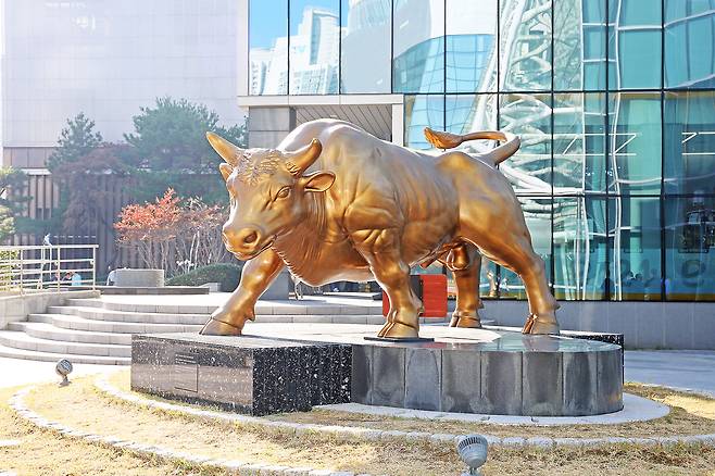 부산국제금융센터(BIFC) 앞에 설치된 황소상. [한국거래소 제공]