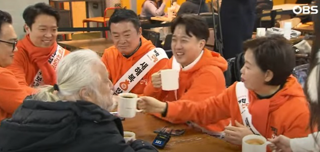 개혁신당 이준석 대표 등 당 지도부가 2024년 2월 8일 서울 수서역 내 한 카페에서 박경석 전장연(전국장애인차별철폐연대) 대표와 대화하고 있다. 이 대표가 커피를 마시는 동안 양향자 원내대표가 잔을 받지 못한 동석자들에게 커피를 전달해 ‘비매너’ 논란이 일었다.  [OBS 갈무리]