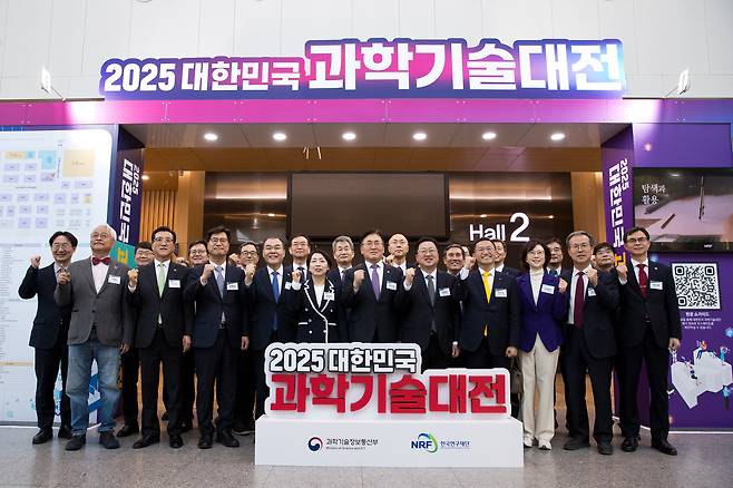 유상임 과학기술정보통신부 장관이 16일 오후 대전광역시 유성구 대전컨벤션센터에서 열린 ‘2025 대한민국 과학기술축제 개막식’ 에 참석해 기념촬영을 하고 있다. 정희권(앞줄 왼쪽부터) 연구개발특구진흥재단 이사장, 이태식 한국과학기술단체총연합회장, 조원휘 대전광역시의회 의장, 김영식 국가과학기술연구회 이사장, 홍원화 한국연구재단 이사장, 황정아 국회의원, 유상임 장관, 이장우 대전광역시장, 정우성 한국과학창의재단 이사장, 문애리 한국여성과학기술인육성재단 이사장, 방승찬 한국전자통신연구원장, 윤성국 대전관광공사 사장.[과기정통부 제공]