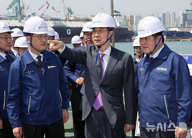[울산=뉴시스] 최진석 기자 = 한덕수 대통령 권한대행 국무총리가 16일 HD현대중공업 울산 조선소에서 권오갑 회장과 정조대왕급 2번함 '다산정약용함'을 보고 있다. (대통령실통신사진기자단) 2025.04.16. myjs@newsis.com