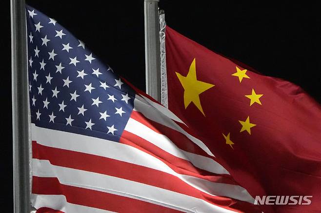 [장자커우(중국)=AP/뉴시스] 2022년 2월2일 동계올림픽이 열린 중국 장자커우(張家口)의 겐팅 스노우 파크에 미국과 중국 국기가 게양돼 있는 모습. 2025.04.16 *재판매 및 DB 금지