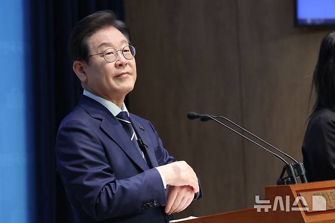 [서울=뉴시스] 대선 유력 주자인 이재명 더불어민주당 전 대표가 16일(현지 시간) 미국 시사주간지 타임이 선정하는 올해의 세계에서 가장 영향력 있는 100인에 포함됐다. 사진은 지난 11일 오전 서울 여의도 국회 소통관에서 대선 예비후보 비전 및 캠프 인선 발표 기자회견을 하는 모습. 2025.04.16.
