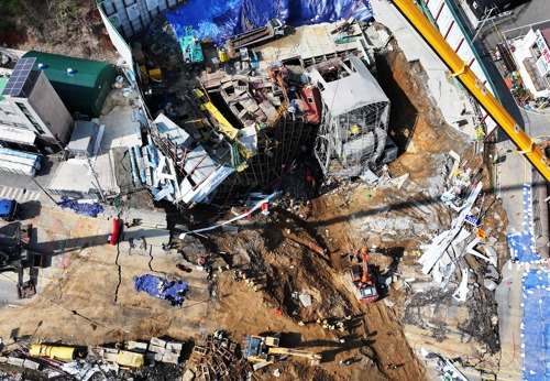 광명 신안산선 공사현장 붕괴사고 엿새째 광명 신안산선 공사현장 붕괴사고 엿새째     (광명=연합뉴스) 홍기원 기자 = 붕괴 사고가 발생한 경기도 광명시 신안산선 지하터널 공사 현장에서 16일 구조대원들이 현장을 살펴보고 있다.     지난 11일 경기도 광명시 신안산선 복선전철 제5-2공구 지하터널 공사 현장과 상부 도로가 함께 붕괴하는 사고가 났다. 2025.4.16     xanadu@yna.co.kr (끝)   <저작권자(c) 연합뉴스, 무단 전재-재배포, AI 학습 및 활용 금지>