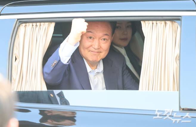 윤석열 전 대통령이 11일 서울 용산구 한남동 대통령 관저를 떠나 서초동 사저로 이동하며 지지자들과 인사를 하고 있다. 류영주 기자