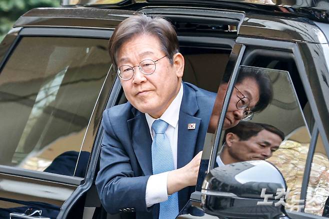 대권 도전에 나선 이재명 더불어민주당 전 대표가 15일 오전 서울 서초구 서초동 서울중앙지방법원에서 열린 대장동 배임 및 성남FC뇌물 1심 속행 공판에 출석하고 있다. 박종민 기자