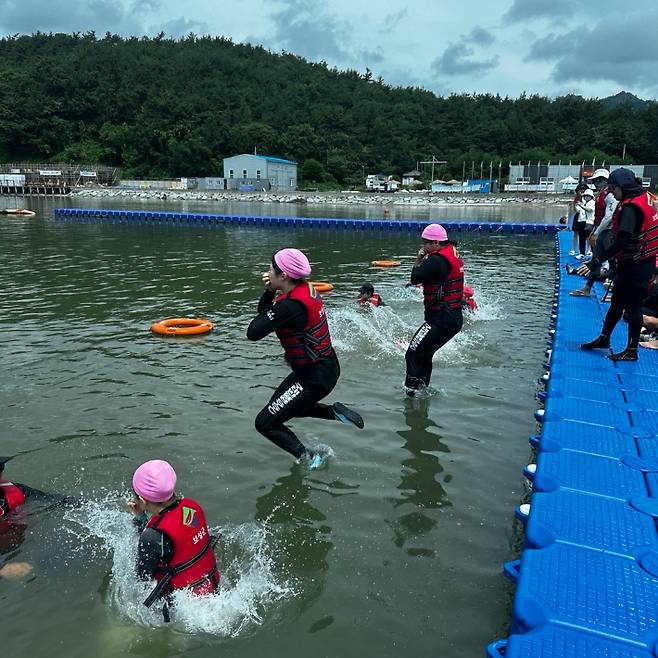 보성초등학교 학생들이 바다 생존수영 교육에서 다이빙 훈련을 하고 있다. 보성교육지원청 제공