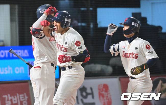 [OSEN=부산, 이석우 기자] 15일 부산 사직야구장에서 2025 신한 SOL 뱅크 KBO 리그 롯데 자이언츠와 키움 히어로즈의 경기가 열렸다. 홈팀 롯데는 나균안, 방문팀 키움은 로젠버그가 선발 출전했다.롯데 자이언츠 전준우가 8회말 1사 1루 좌월 역전 2점 홈런을 치고 하이파이브를 하고 있다. 2025.04.15 / foto0307@osen.co.kr