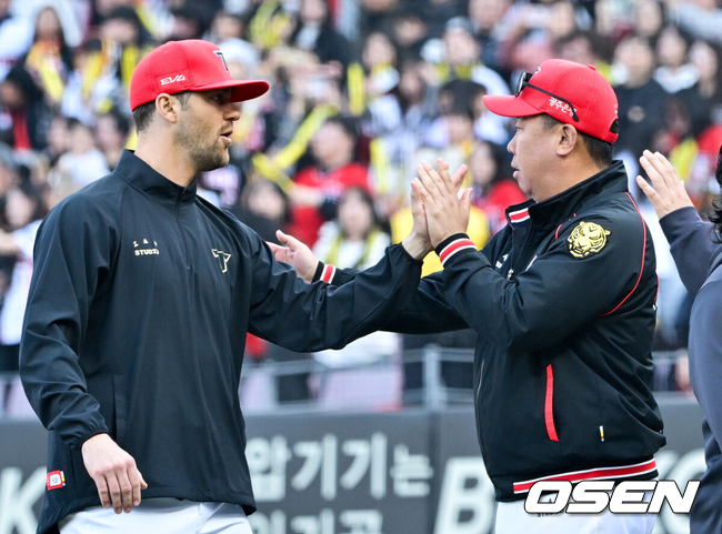 제임스 네일이 이범호 감독과 승리를 축하하고 있다./OSEN DB