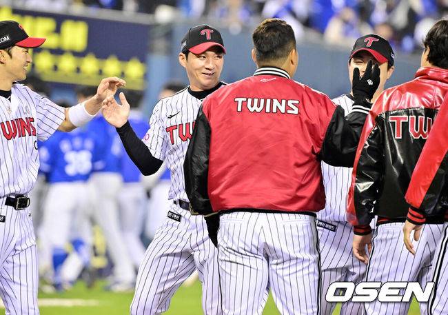 [OSEN=잠실, 민경훈 기자] 15일 서울 잠실야구장에서 2025 신한 SOL Bank KBO리그 LG 트윈스와 삼성 라이온즈의 경기가 열렸다.이 경기에서 LG가 삼성에 3-0으로 승리했다. 역대 4번째 팀 노히트를 달성했다.&nbsp;경기를 마치고 오지환이 승리의 기쁨을 나누고 있다.. 2025.04.15 / rumi@osen.co.kr