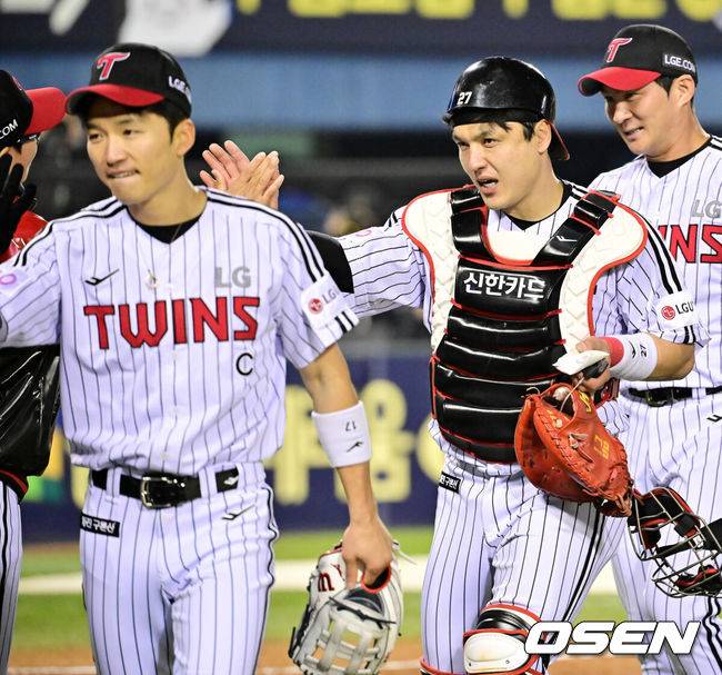 [OSEN=잠실, 민경훈 기자] 15일 서울 잠실야구장에서 2025 신한 SOL Bank KBO리그 LG 트윈스와 삼성 라이온즈의 경기가 열렸다.이 경기에서 LG가 삼성에 3-0으로 승리했다. 역대 4번째 팀 노히트를 달성했다.&nbsp;경기를 마치고 LG 박동원이 염경엽 감독과 하이파이브를 하고 있다. 2025.04.15 / rumi@osen.co.kr