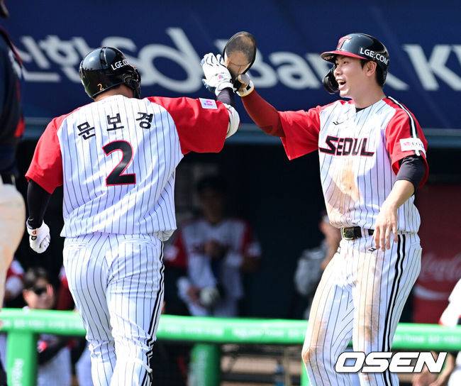 [OSEN=잠실, 지형준 기자] 23일 오후 서울 잠실야구장에서 2025 신한 SOL Bank KBO리그 LG 트윈스와 롯데 자이언츠의 경기가 열렸다.이날 LG는 손주영, 롯데는 박세웅을 선발로 내세웠다.1회말 2사 2루에서 LG 문보경이 선제 우중월 투런포를 날리며 홍창기와 기뻐하고 있다. 2025.03.23 / jpnews@osen.co.kr