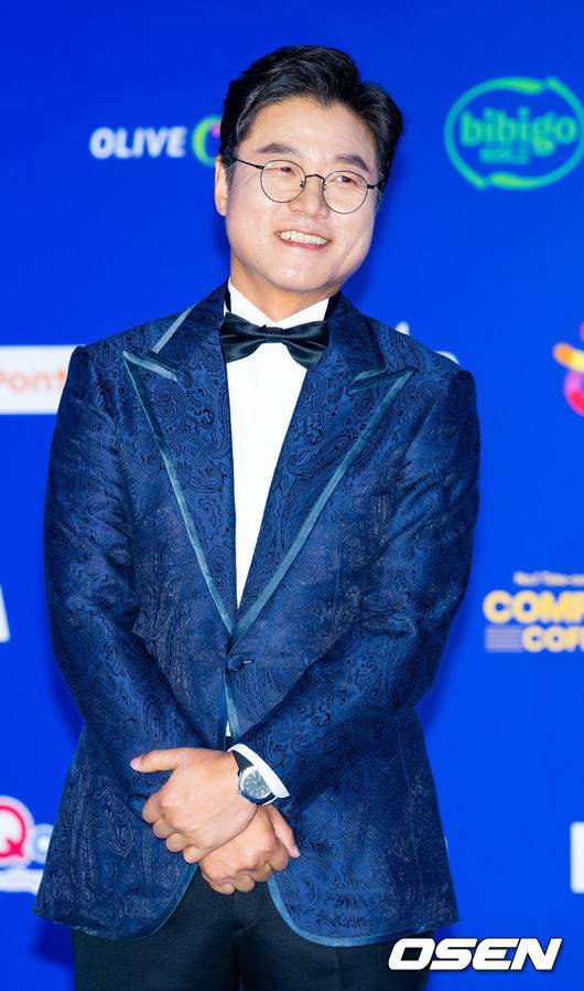 [OSEN=오사카(일본), 민경훈 기자] 22일 오후 일본 교세라 돔 오사카서&nbsp;'2024 MAMA AWARDS(마마 어워즈)'&nbsp;레드카펫 행사가 진행됐다.'2024 MAMA AWARDS'는 현지시간 기준으로 21일 미국 LA 돌비씨어터에서, 22일과 23일에 일본 교세라 돔 오사카에서 개최된다.나영석 PD가 레드카펫을 밟으며 포즈를 취하고 있다. 2024.11.22 /rumi@osen.co.kr