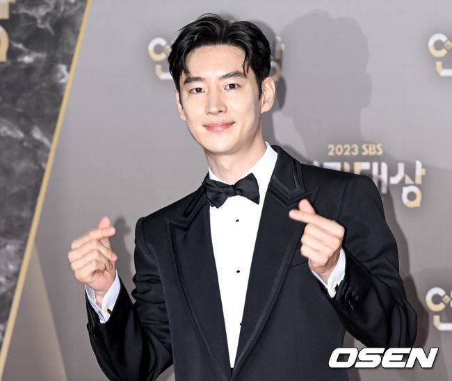 [OSEN=조은정 기자]2023 SBS 연기대상 포토월 행사가 29일 서울 마포구 상암 SBS 프리즘타워에서 열렸다.배우 변중희가 레드카펫을 밟으며 포즈를 취하고 있다. 2023.12.29/cej@osen.co.kr