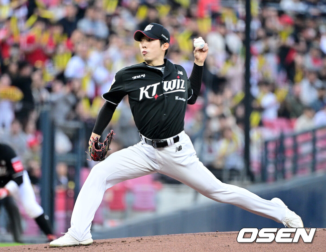 [OSEN=광주, 최규한 기자] 16일 오후 광주-기아 챔피언스필드에서 ‘2025 신한 SOL Bank KBO리그’ KIA 타이거즈와 KT 위즈의 경기가 열렸다.홈팀 KIA는 김도현, 방문팀 KT는 오원석을 선발투수로 내세웠다.1회말 KT 선발 오원석이 힘차게 공을 뿌리고 있다. 2025.04.16 / dreamer@osen.co.kr