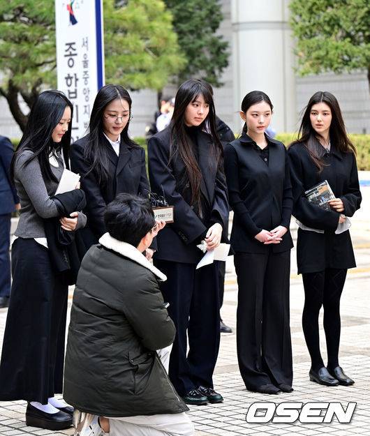 [OSEN=최규한 기자] 7일 서울 서초동 서울중앙지방법원에서 어도어가 뉴진스(NJZ) 멤버 5명을 상대로 낸 '기획사 지위보전과 광고 계약 체결 금지 가처분' 사건의 첫 심문기일이 진행됐다.이날 뉴진스(NJZ) 멤버 민지, 하니, 다니엘, 해린, 혜인 모두 직접 법원에 출석했다.&nbsp;뉴진스(NJZ) 멤버 하니, 민지, 혜인, 해린,다니엘(왼쪽부터)가 법원을 나서며 취재진에게 입장을 전하고 있다. 2025.03.07 / dreamer@osen.co.kr