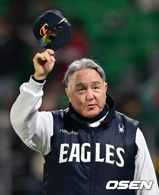 [OSEN=인천, 김성락 기자] 프로야구 한화 이글스가 3연승을 질주하며 주중 3연전 위닝시리즈를 확보했다.&nbsp;한화는 16일 인천 SSG랜더스필드에서 열린 ‘2025 신한은행 SOL Bank KBO리그’ SSG 랜더스와의 경기에서 10-4로 승리하고 3연승을 내달렸다. 주중 3연전 첫 2경기를 모두 잡아내며 위닝시리즈도 확보했다.&nbsp;경기 종료 후 한화 김경문 감독이 관중에게 인사하고 있다. 2025.04.16 / ksl0919@osen.co.kr