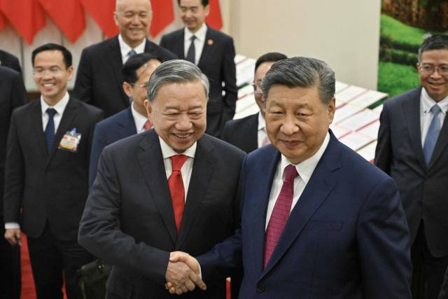 ▲14일(현지시간) 시진핑 중국 국가주석(오른쪽)이 베트남 하노이에서 또 럼 베트남 공산당 서기장과 회담 뒤 양국이 체결한 협정문을 보며 손을 맞잡고 있다. ⓒAFP=연합뉴스