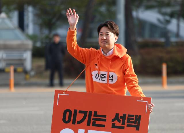 ▲개혁신당 이준석 대선 예비후보가 9일 대구 중구 반월당사거리에서 시민들에게 인사를 하고 있다. ⓒ연합뉴스