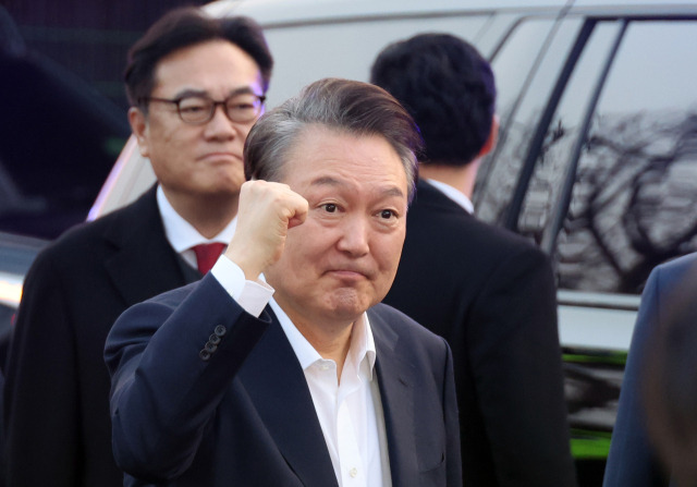 ▲서울구치소에서 석방된 윤석열 대통령이 3월 8일 서울 한남동 관저 앞에서 차에서 내려 지지자들에게 손을 들어 보이고 있다. ⓒ연합뉴스