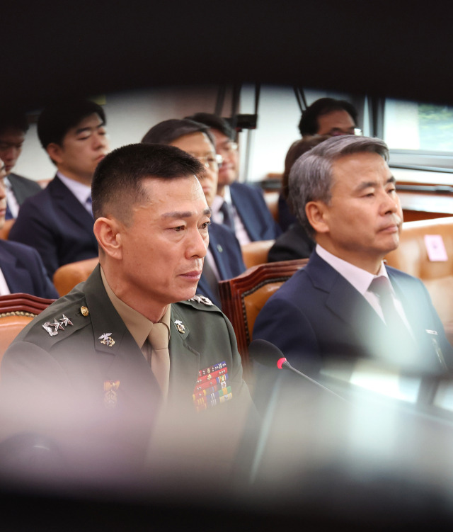 ▲ 이종섭 전 국방부 장관(오른쪽)과 임성근 전 해병대 1사단장(왼쪽)이 2024년 6월 21일 '순직 해병 진상규명 방해 및 사건은폐 등의 진상규명을 위한 특별검사 임명법'(채상병특검법)에 대한 입법청문회'에 참석했다. ⓒ연합뉴스