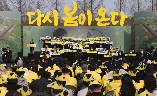 ▲16일 경기 안산시 단원구 화랑유원지에서 열린 세월호 참사 11주기 기억식에서 4.16합창단이 합창 공연을 하고 있다. ⓒ연합뉴스