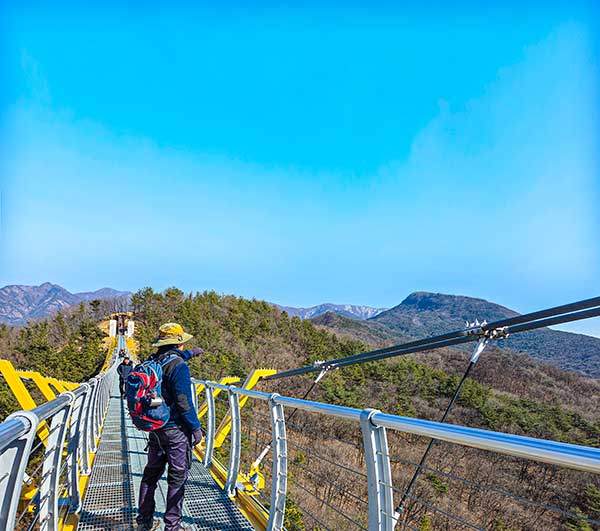 출렁다리에서 바라본 봉명산(오른쪽)과 운달산(왼쪽)