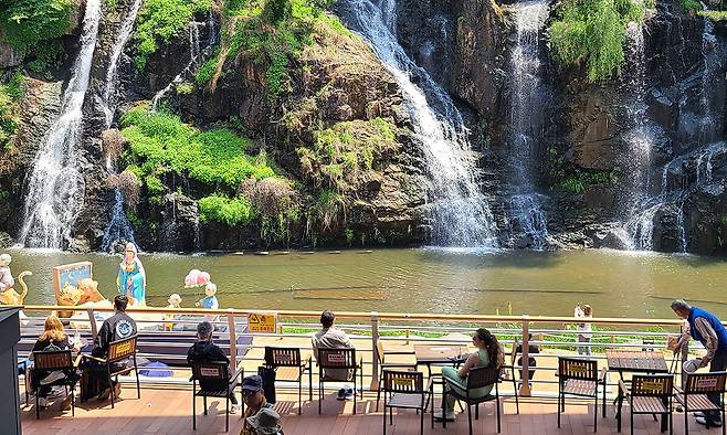 서울시 수변활력거점 1호인 서대문구 홍제천 홍제폭포 앞 ‘카페 폭포’ 모습. 서울시 제공