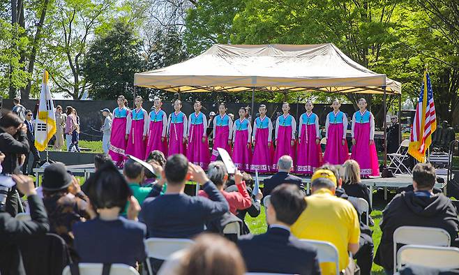 리틀엔젤스예술단이 13일(현지시간) 워싱턴DC 한국전참전용사기념공원에서 열린 ‘유엔참전용사 추모 음악회’에서 공연하고 있다.  리틀엔젤스예술단 제공