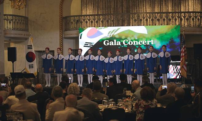 리틀엔젤스예술단이 14일(현지시간) 워싱턴DC 메이플라워 호텔에서 진행된 ‘유엔참전용사 위로연’에서 공연하고 있다. 리틀엔젤스예술단 제공