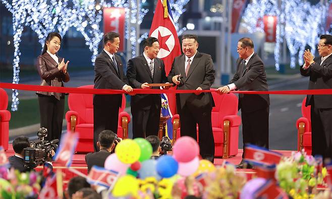 김정은 북한 국무위원장이 김일성 주석의 생일인 15일 평양 시내 '뉴타운' 지구 중 하나인 화성지구 3단계 준공식에 직접 참석하며 인민 생활 챙기기 행보를 보였다.&nbsp;김정은 북한 국무위원장은&nbsp;딸 주애와 함께 준공식에 참석했다.&nbsp;노동신문·뉴스1