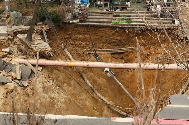 지난달 24일 강동구 대명초등학교 도로에서 발생한 땅꺼짐 현장의 모습. 연합뉴스