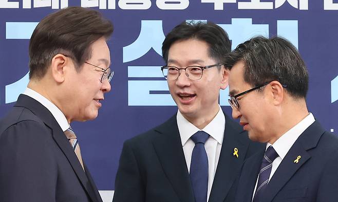 더불어민주당 대선후보 경선 주자인 이재명 전 대표(왼쪽부터), 김경수 전 경남지사, 김동연 경기지사가 16일 서울 여의도 국회에서 열린 공명선거 실천 서약식을 마친 뒤 대화하고 있다. 연합뉴스
