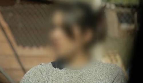 할머니 손에 칠레로 팔려 가 노예처럼 일을 해야 했던 소녀가 현지 언론과 인터뷰를 하고 있다. 출처=아에세