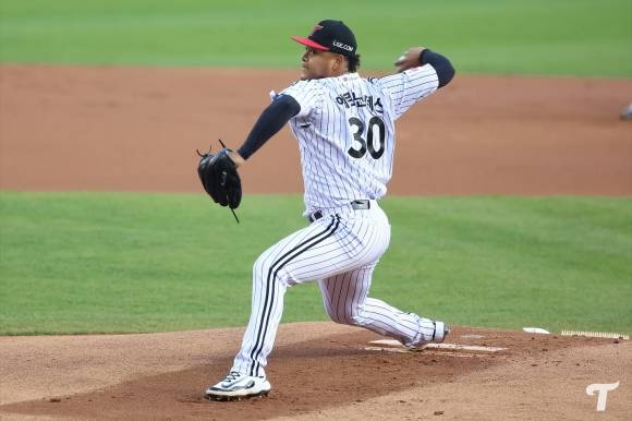 LG 트윈스 엘리에이저 에르난데스가 15일 서울 잠실야구장에서 열린 2025 KBO리그 정규시즌 삼성 라이온즈와의 홈 경기에서 공을 던지고 있다. 그는 다리 부상으로 6주 동안 뛸 수 없다. LG 트윈스 제공