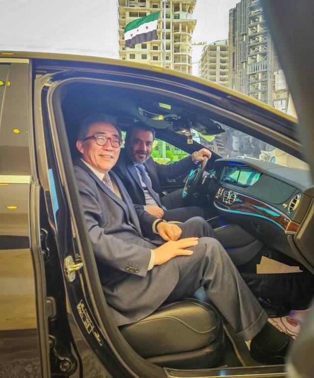 시리아는 '새로운 친구' 한국을 극진히 대우했다. 대통령궁으로 이동하기 위해 알 샤이바니 시리아 외교장관이 직접 운전하는 차량에 탑승한 조태열(앞쪽) 외교장관. 사진제공=외교부