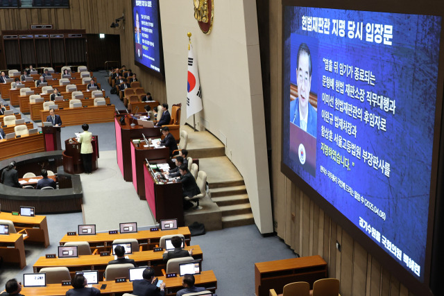 16일 교육·사회·문화 분야 대정부질문이 진행된 국회 본회의에서 더불어민주당 백혜련 의원이 한덕수 대통령 권한대행 국무총리의 헌법재판관 지명과 관련해 박성재 법무부 장관에게 질문하고 있다. 연합뉴스