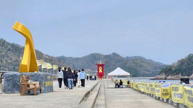 세월호 참사 11주기를 맞아 추모객들이 16일 오전, 진도 임회면 팽목항 방파제를 따라 노란 리본이 새겨진 빨간 등대 쪽으로 걸어가고 있다. ⓒ시사저널 정성환