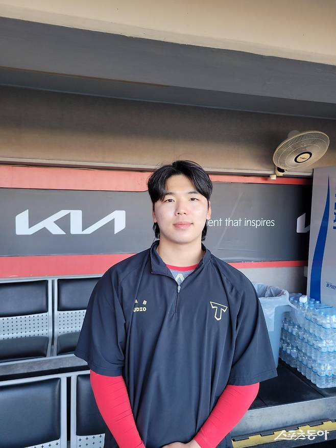 KIA 황동하는 올 시즌 팀 불펜에서 궂은일을 도맡고 있다. 많은 경기에 나가 여러 걱정의 시선도 받고 있지만, 그는 “지금 상황에 맞춰 몸을 만들어 문제는 전혀 없다”고 말했다. 15일 광주-기아챔피언스필드에서 인터뷰를 마친 뒤 사진촬영을 하고 있는 황동하. 광주|장은상 기자 award@donga.com