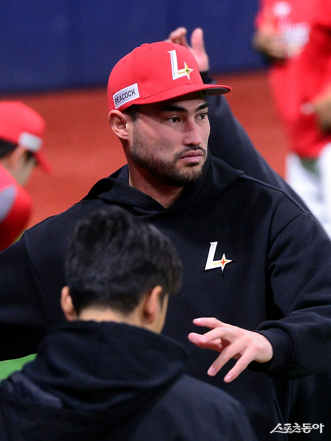 SSG 외국인투수 미치 화이트가 17일 인천 한화전에 선발등판한다. 오른쪽 햄스트링 부상으로 스프링캠프를 완주하지 못한 화이트가 1군 선수단에 복귀하는 것은 개막 후 26일 만이다. 스포츠동아DB