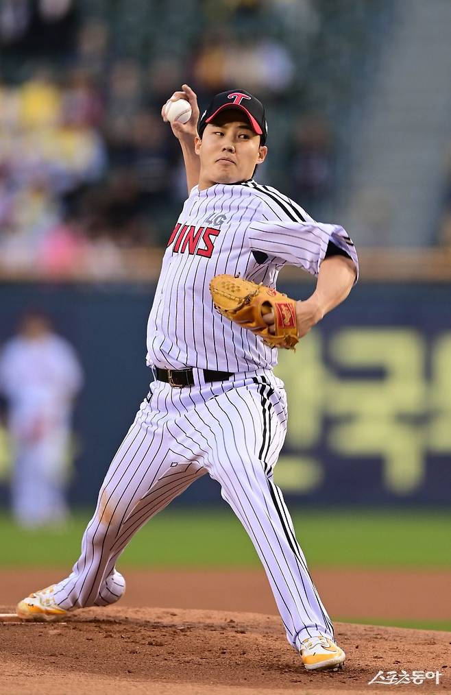 LG 임찬규는 올 시즌 초 팀의 국내 에이스를 넘어 진짜 에이스다운 활약을 펼치고 있다. 16일 잠실 삼성전에서도 6이닝 2실점의 호투로 4승째를 따내고 팀의 2연승을 이끌었다. 잠실｜주현희 기자 teth1147@donga.com