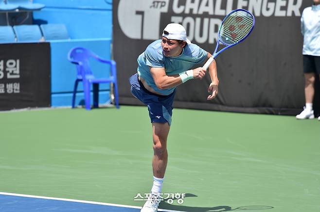 헤라르드 캄파냐 리가 15일 부산 스포원 테니스 경기장에서 열린 남자프로테니스(ATP) 비트로 부산오픈 챌린저대회 단식 1회전에서 트리스탄 스쿨케이트에게 강서브를 넣고 있다. 부산오픈챌린저조직위원회 제공