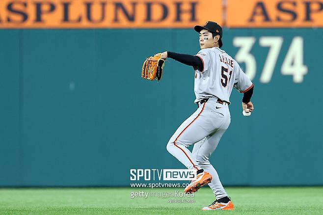 ▲ 샌프란시스코 자이언츠 한국인 빅리거 이정후가 필라델피아 필리스전에서 시즌 1호 보살을 기록하며 수비에서도 크게 공헌했다.