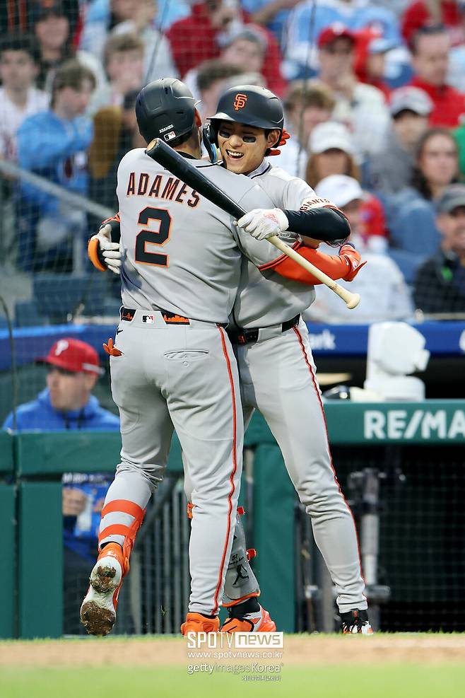 ▲ 샌프란시스코 자이언츠 이정후가 팀 동료인 윌리 아다메스와 포옹을 나누고 있다.&nbsp;올 시즌 이정후의 성적은&nbsp;16경기 타율 .333, 출루율 .400, 장타율 .651, OPS 1.051 3홈런 12타점 3도루.
