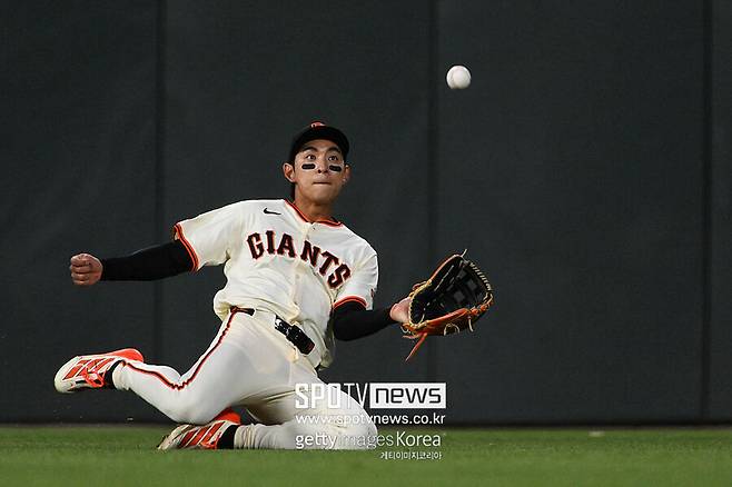 ▲ 이정후는 3회 브라이스 하퍼의 2루 태그업을 정확하고 강한 송구로 막아내며 강한 인상을 남겼다.