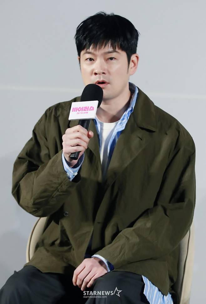 배우 장기하가 16일 오전 서울 강남구 메가박스 코엑스에서 진행된 영화 '바이러스' 제작보고회에 참석해 질문에 답하고 있다. 이유 없이 사랑에 빠지는 치사율 100% 바이러스에 감염된 택선이 모쏠 연구원 수필, 오랜 동창 연우, 그리고 치료제를 만들 수 있는 유일한 전문가 이균까지 세 남자와 함께하는 예기치 못한 여정을 그린 영화 '바이러스'는 5월 7일 개봉한다. /2025.04.16 /사진=이동훈 photoguy@